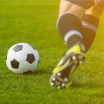 Oefenen met een voetbal rebounder